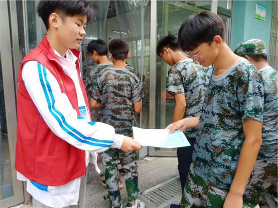 图片包含 人, 男孩, 站, 小孩

描述已自动生成